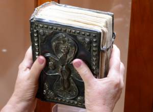 Տիկին Հռիփսիմեն Մատենադարանին նվիրաբերեց 15-րդ դարի Ավետարանը
