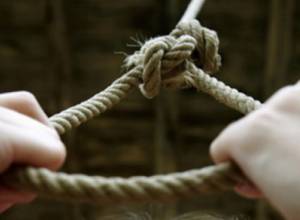 Обнаружен труп, висящий на ореховом дереве