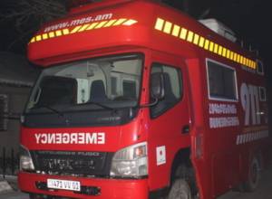 В Ереване автомобиль, а затем – водитель упали в яму: состояние пострадавшего тяжелое