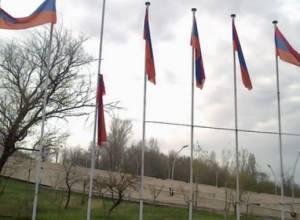 Հանձնարարվել է նորերով փոխարինել մաշված և գունաթափված դրոշները