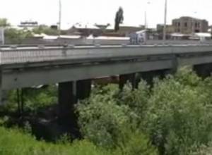 Автомобиль упал в ущелье с моста победы: есть погибший