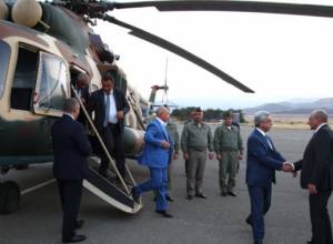 Bako Sahakyan meets Serzh Sargsyan in Stepanakert airport