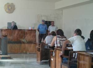 Адвокат одного из Сасна црер был удален из зала, другой получил предупреждение