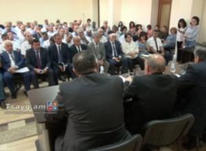 В Шираке от сельского старосты до сборщика налогов – в долгах