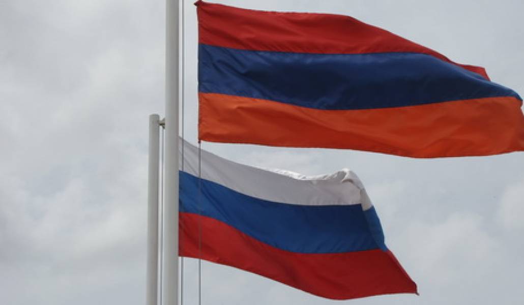 Armenian__Russian_flags_in_Gyumri