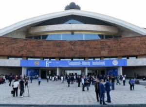 Рядом с  комплексом задерживают членов Учредительного парламента