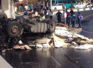 Truck crashes into tunnel, killing driver