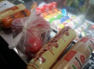 В результате тревожного звонка гражданина была обнаружена и уничтожена просроченная продукция