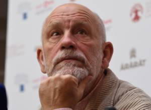 Не нужно получать психическое расстройство ради работы: Джон Малкович