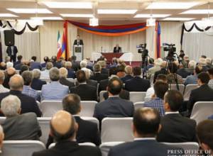 Всем вам предлагаю жить в двух домах: премьер армянской общине Ирана