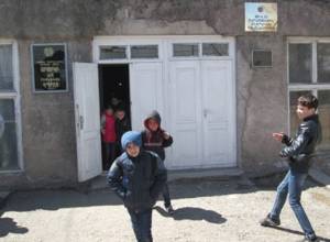 Вновь попытались проникнуть в артикскую школу N 4 и показать ее Самвелу Алексаняну: Аравот