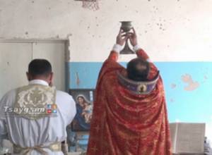 Литургия прошла в общинной школе, поскольку в селе нет церкви