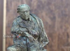 “Кто-нибудь пройдет ночью и испугается, все сидящие статуи, поставим памятник Керкоряну”: член совета старейшин Гюмри