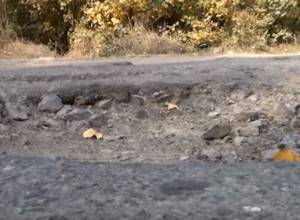 Toursits' cars are damaged on roads in Alaverdi