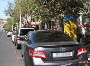 На территории автомобильных стоянок есть незаконное препятствие: письмо мэру