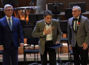 С. Саргсян удостоил званий группу деятелей искусств