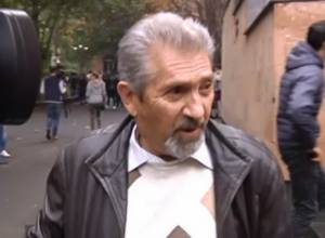 The police responds to the Docent