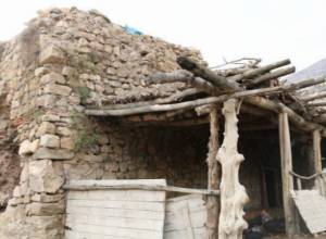 Историческая армянская церковь в Ване используется в качестве в хлева: ermenihaber