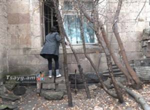 Միայնակ մայրը որդու հետ բնակվում է  տնակում, որը դուռ չունի