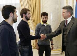 На встрече премьера со студентами присутствовали министры обороны и образования