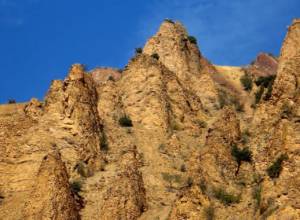 На утесе возникли трещины: есть опасность обвала