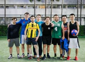 Levon Aronian playes football before the tournament