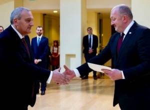 Посол Садоян передал свои аккредитивы президенту Грузии