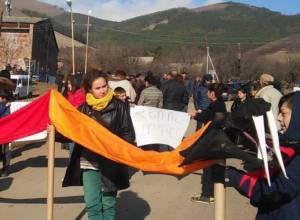 Жители перекрыли улицу: econews.am