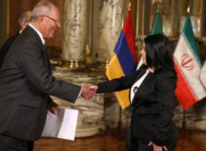 Ambassador Mkrtumyan presents credentials to the President of Peru