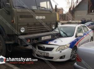 Полицейская Toyota врезалась в КамАЗ: shamshyan.com