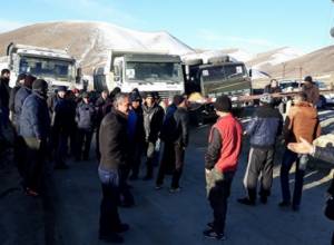Սոթքի հանքի տարածքում լարված է. վարորդները փակել են ճանապարհը