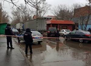 In Moscow factory man takes hostage several people. There is one victim. LIVE