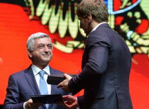 Սերժ Սարգսյանը Արթուր Ալեքսանյանին անվանական զենք նվիրեց