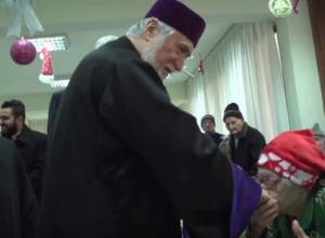 Արամ Ա. Կաթողիկոսը տոների առիթով այցելել է ծերանոց