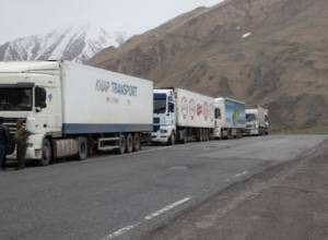 Դեռևս 395 բեռնատար մնացել է Լարսի ռուսական կողմում