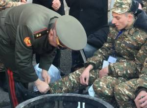 Начался призыв: Начальник ГШ помогает солдату обуться