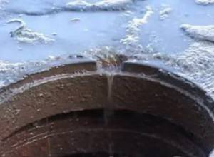 Strange smell spreads from the sewage wastewater in the manholes