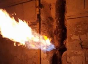 Утечка газа в подъезде здания – вспыхнул пожар