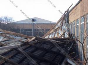 Strong wind tears and throws school roof.