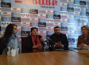 «Շատակեր պաշտոնյային խոզի դիմակով, անօրեն իշխանավորին` ավանակի դիմակով»