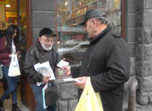 Выгоды нет, я тоже дарю: автор дарит свои книги входящим в “Букинист”