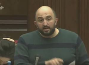 “Есть ли доказательство того, что кто-либо из представителей оппозиции применил оружие?”