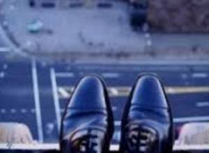 Мужчина угрожает броситься с моста: Дополненное