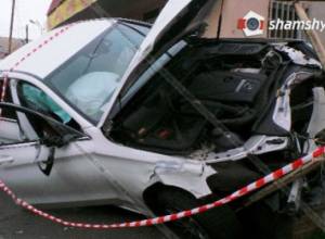 В Ереване Mercedes столкнулся с маршруткой номер 49: есть пострадавшие
