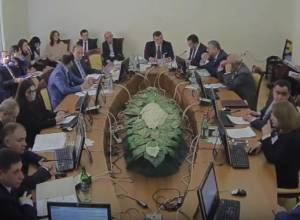 «Директор школы в нерабочее время может стать Снегурочкой»