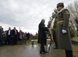 Серж Саргсян возложил венок на могилу Полководца