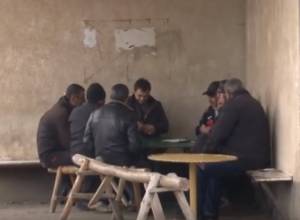 Количество людей, играющих в нарды посреди деревни, увеличивается