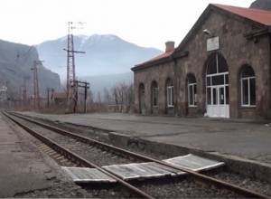 Люди вынужденно пересекают железную дорогу, переход размещен очень далеко от квартала