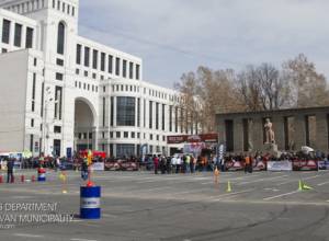 Турнир авторалли для женщин-водителей: соревновались по 2 автомобиля