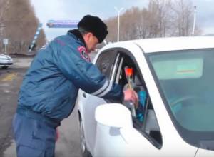 Цветы женщинам-водителям от сотрудников ДП